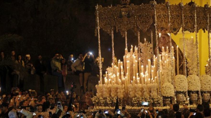 Sevilla acoge con emoción la tradicional 'Madrugá'