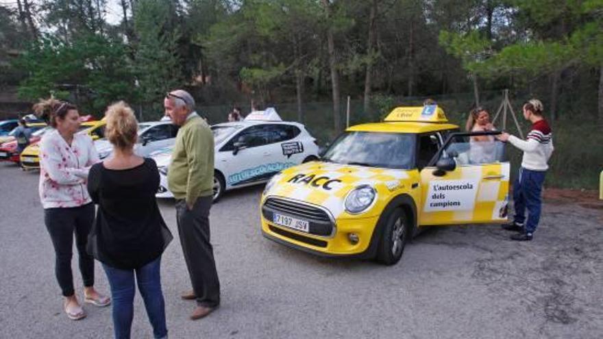 Alumnes i professors d&#039;autoescoles, a les pistes de Montjuïc, esperant anar a examen, foto d&#039;arxiu.