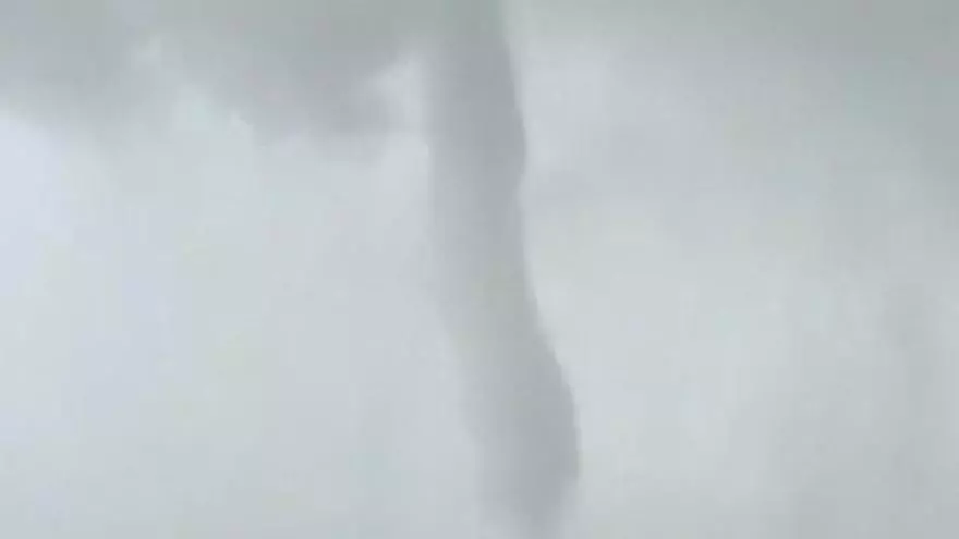 Avistan un tornado en Pliego durante el episodio de tormentas