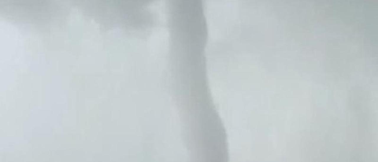 Avistan un tornado en Pliego durante el episodio de tormentas