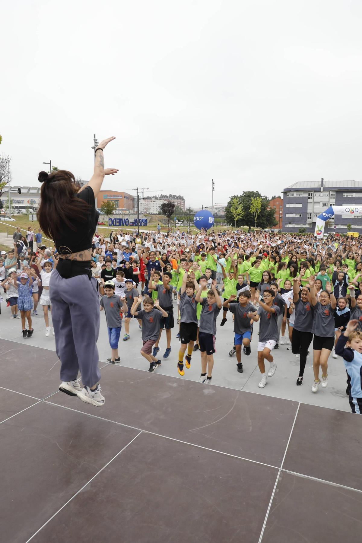 Body combat, coreografías, visitas de deportistas: así se mueven en Oviedo por los hábitos saludables más de 1.500 niños y niñas, en imágenes