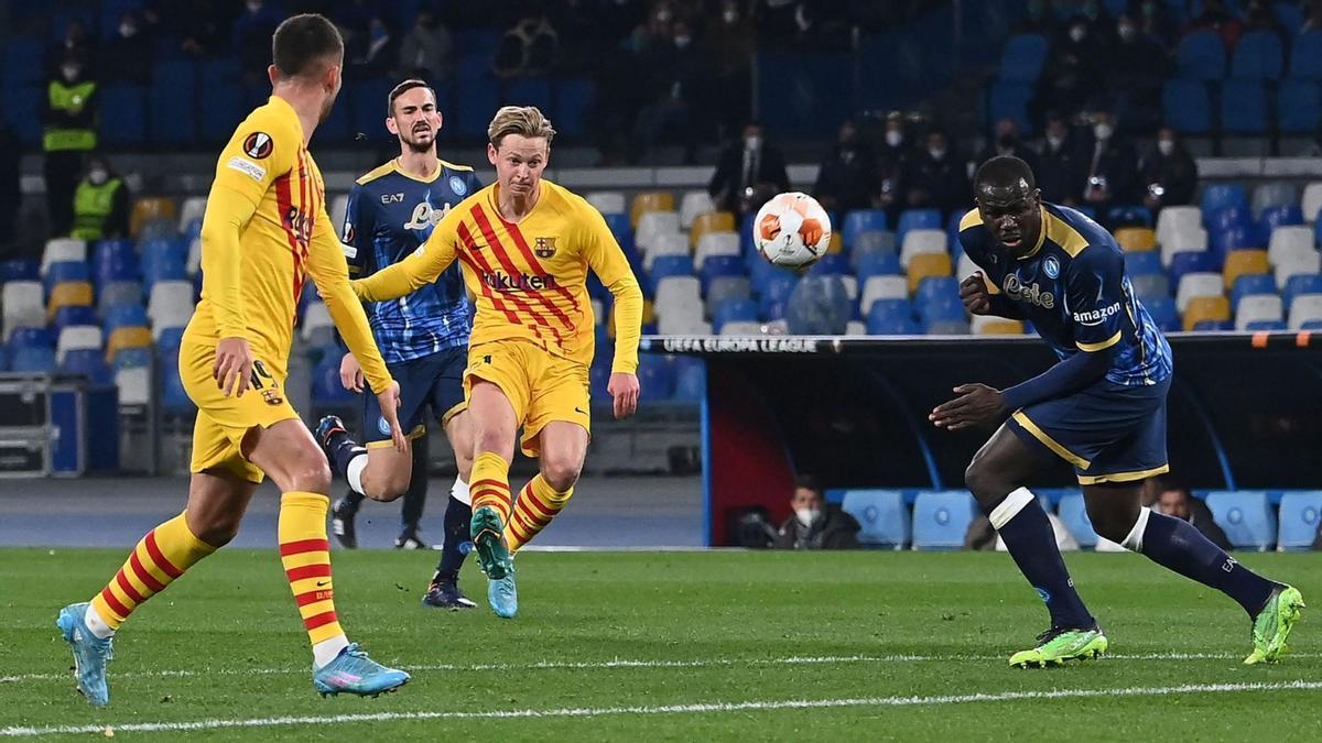 Frenkie de Jong lanza el tiro parabólico que significó el 0-2. Ferran y Fabián miran el disparo; Koulibaly, no.