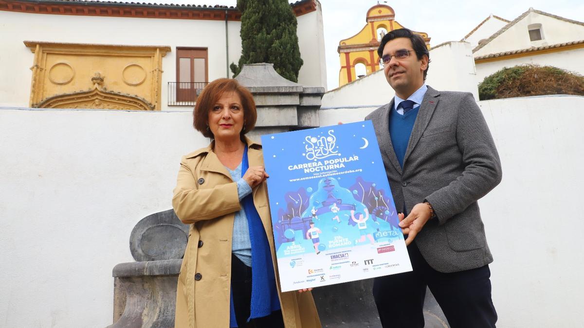 Francisca Suárez, presidenta de Autismo Córdoba, y Ramón Díaz-Castellanos, gerente de Emacsa, en la presentación de la carrera.