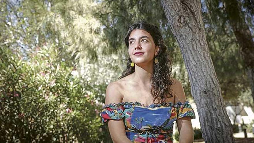 Júlia Colom, en los jardines de este diario.