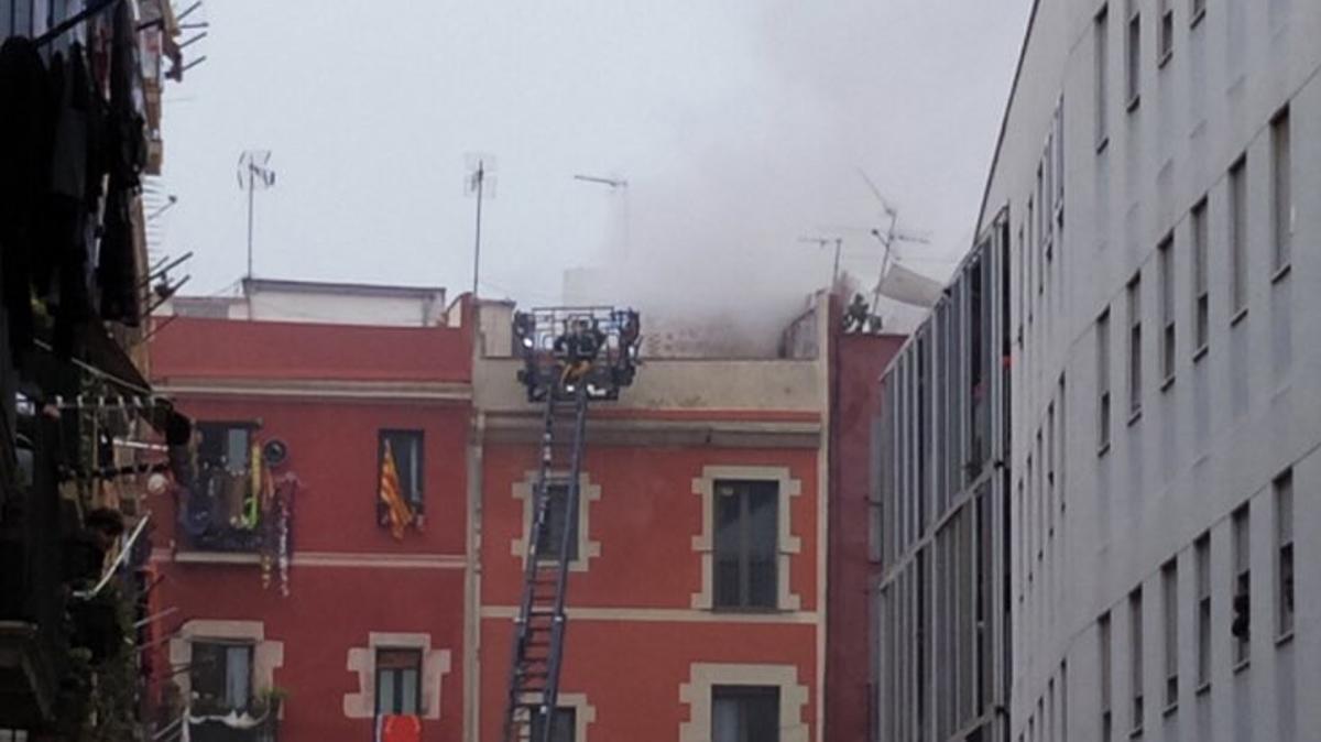 Incendi al Raval de Barcelona en un edifici amb deficiències en el subministrament de la llum