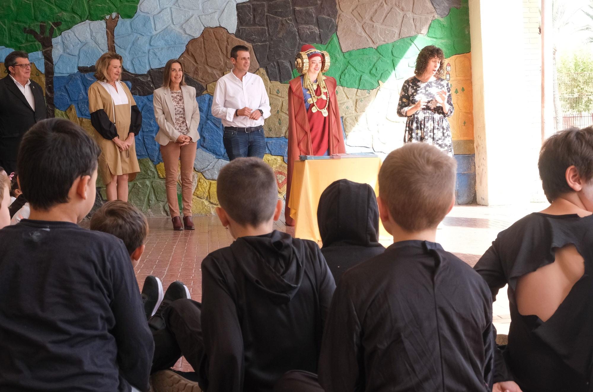 La Dama Viviente da una sorpresa a alumnos de un colegio de Elche
