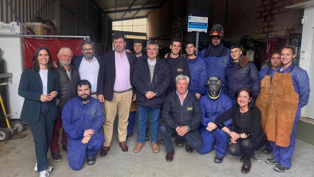 Autoridades, alumnos del curso de soldadura y responsables del programa de empleo de O Salnés.