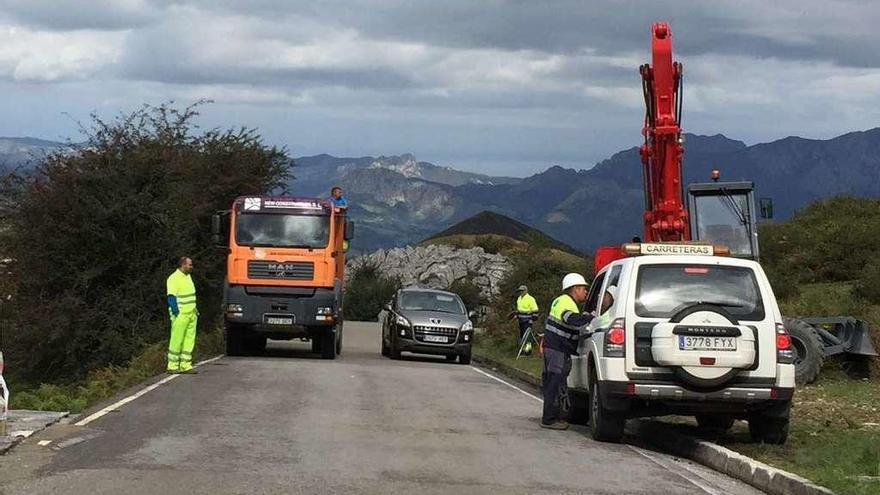 Inicio de las obras en la carretera CO-4 de acceso a los Lagos de Covadonga, ayer.