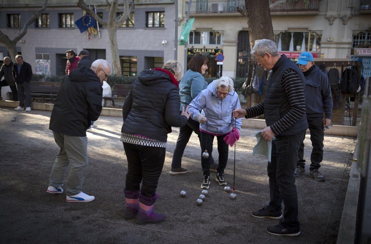 Imagen de archivo de un grupo de jubilados jugando a la petanca.