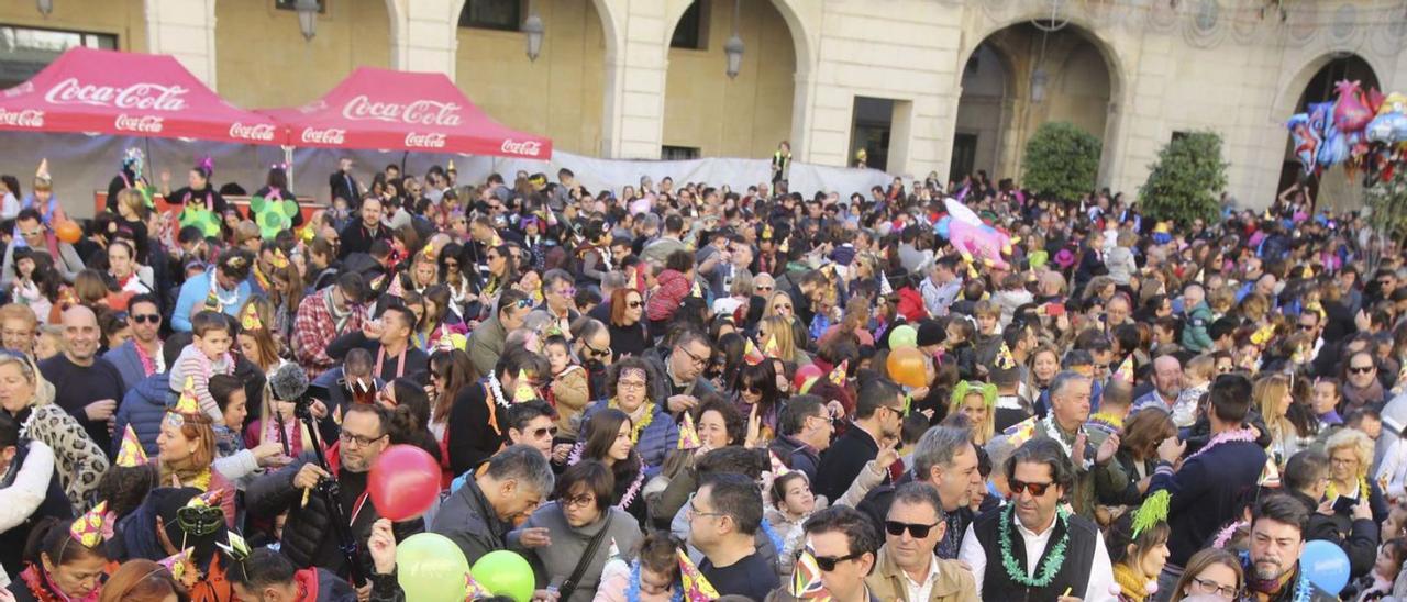 Familias celebran el cotillón infantil de Alicante en 2018, una fiesta que, por ahora, se mantiene.  | PILAR CORTÉS