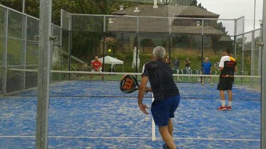 Participantes del torneo de pádel en Luanco, ayer, en una pista de propiedad privada.