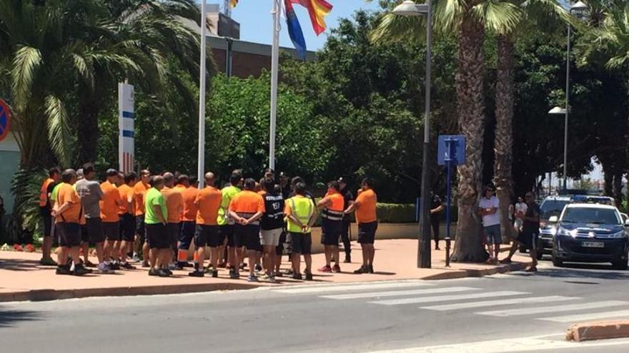 Protesta de los estibadores ante la sede de la Autoridad Portuaria de Alicante
