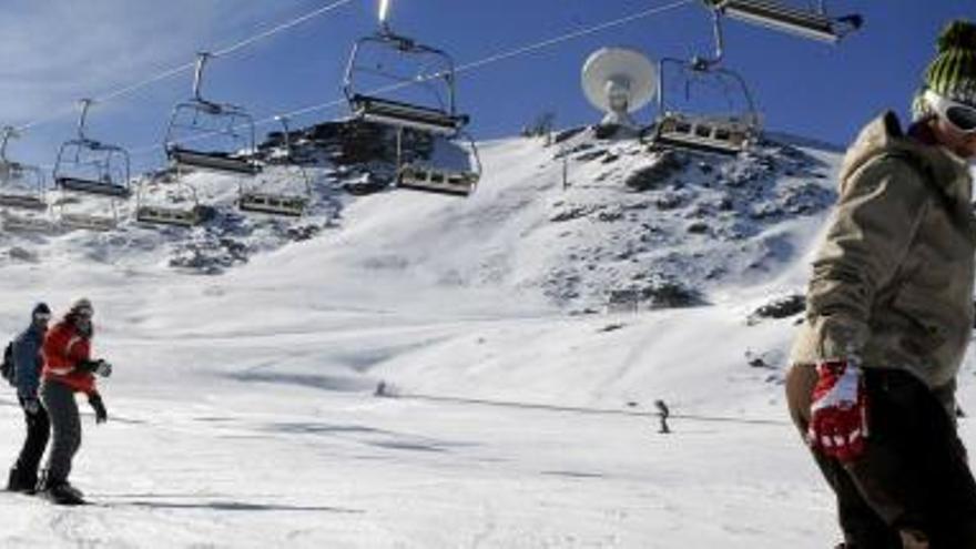 Miles de personas inauguran la temporada de esquí