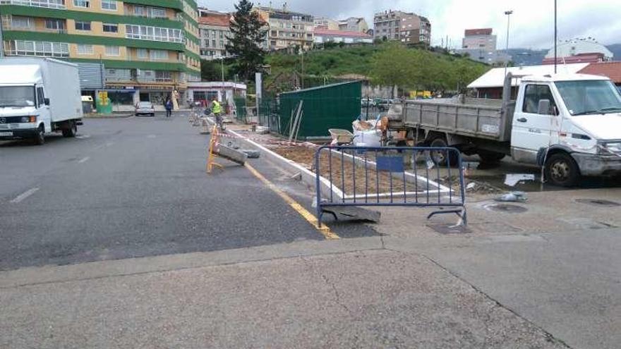 Construcción de aceras en el acceso a la estación de ría. // G.N.