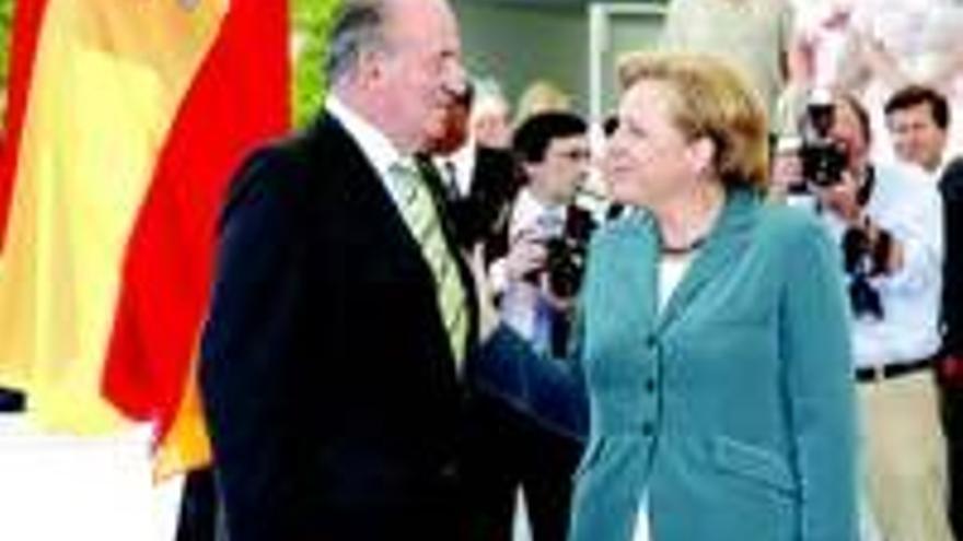 El rey y merkel hablan de europa