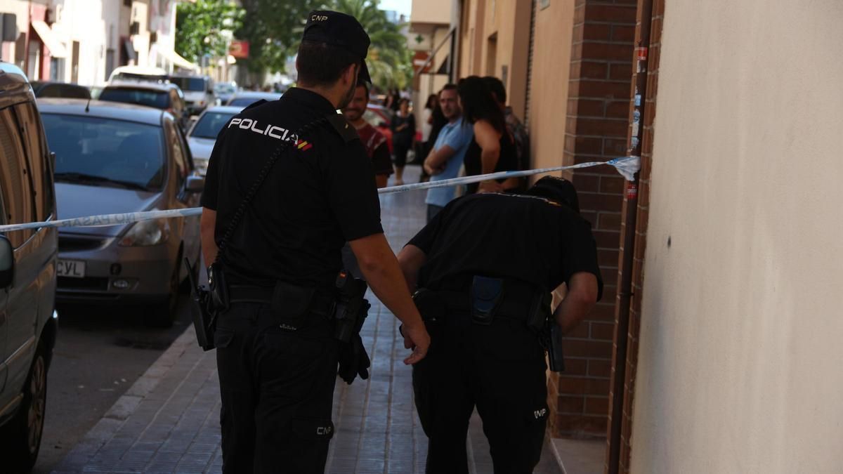 Dos agentes de la Policía Nacional traspasan un cordón policial en una imagen de archivo.