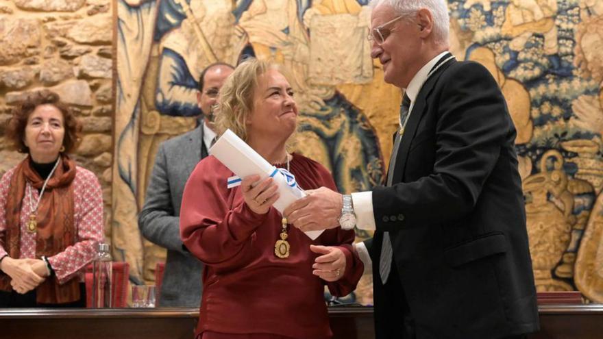 Mª Dolores Sánchez Palomino e Víctor Freixanes, presidente da Real Academia Galega, con Marilar Aleixandre á esquerda.   | // RAG