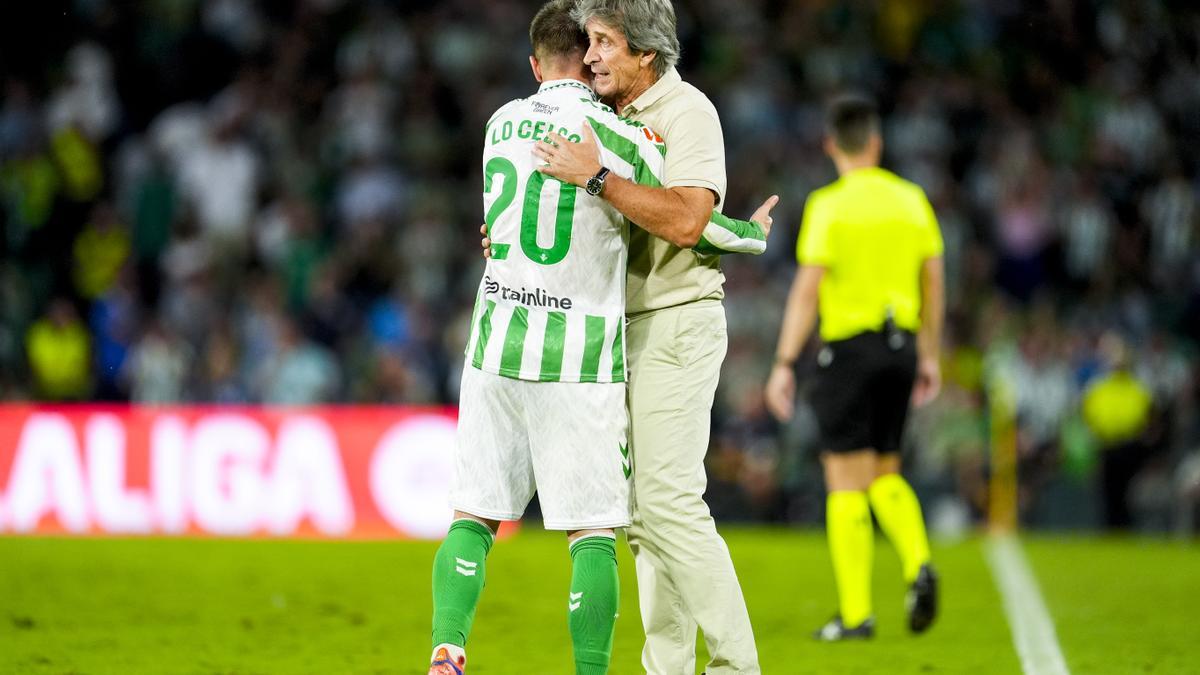 Manuel Pellegrini, entrenador del Real Betis, y Giovani Lo Celso del Real Betis gesticulan durante el partido de fútbol de la liga española, LaLiga EA Sports, jugado entre el Real Betis y el RCD Espanyol de Barcelona en el estadio Benito Villamarín el 29 de septiembre de 2024, en Sevilla, España.