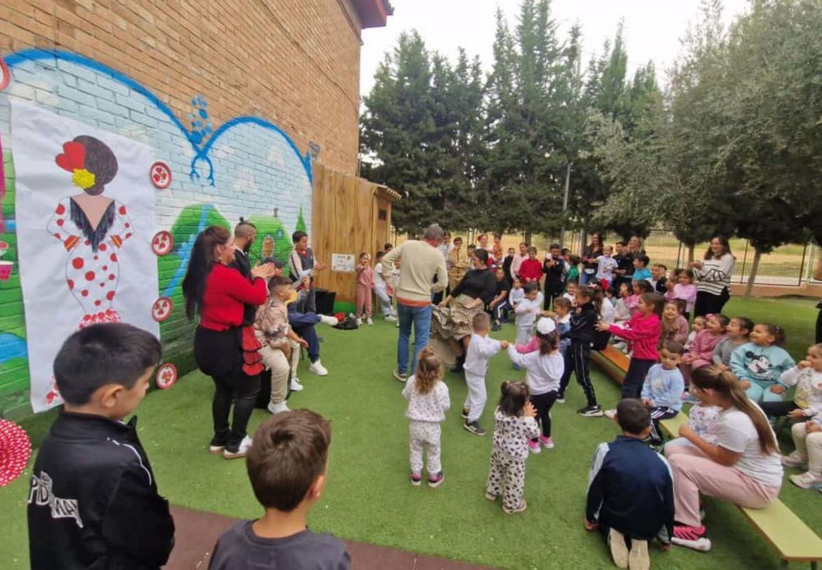 Tanto docentes como alumnos y familias se sumaron a la celebración, que incluyó música en directo y bailes de sevillanas. | L.O.