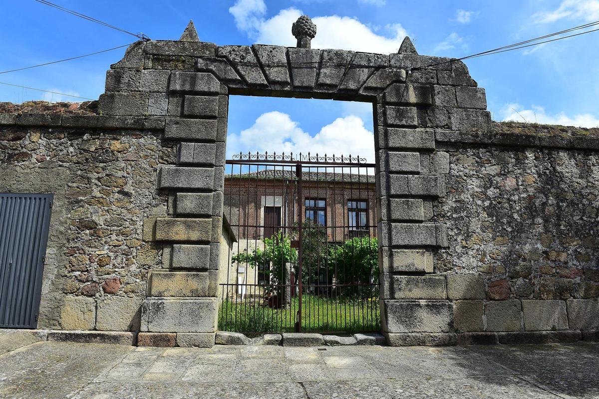 La puerta principal de la Casa Palacio de Oliva de Plasencia.