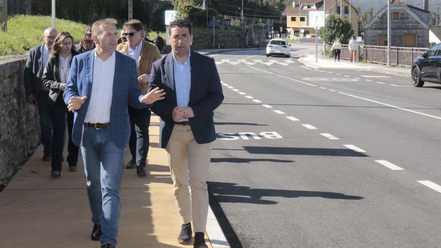 J.M. Alfonso y L. López visitan las obras realizadas en As Neves.   | // D.P.