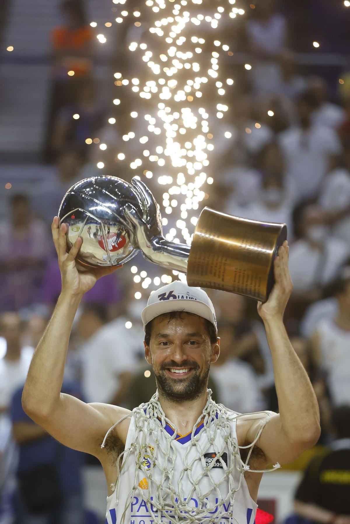 MADRID, 19/06/2022.- El jugador del Real Madrid, Sergio Llull, levanta el trofeo de campeones de la Liga Endesa tras vencer al Barça en el cuarto encuentro que han disputado hoy domingo en el WiZink Center de Madrid. EFE/Sergio Pérez.