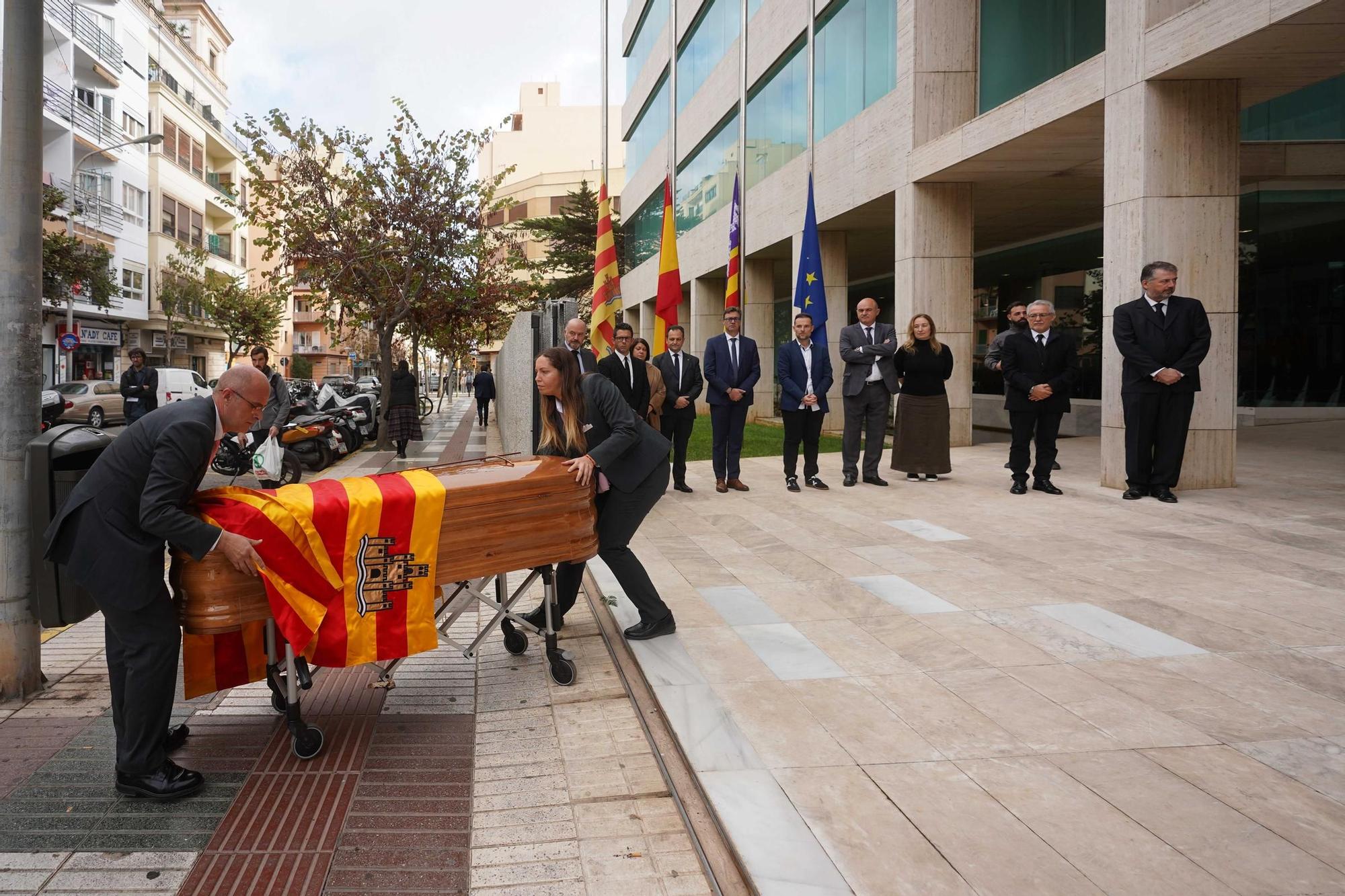 La capilla ardiente de Antonio Marí Calbet en el Consell de Ibiza