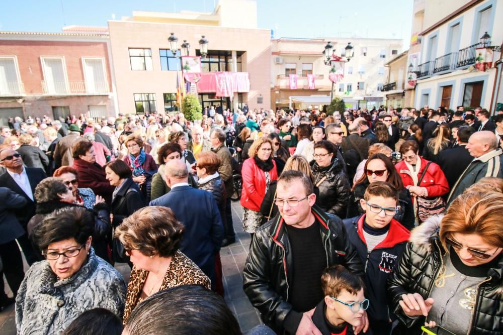 Miles de fieles han acompañado la imagen de Santa Águeda hasta su ermita en un camino jalonado por puestos de dulces