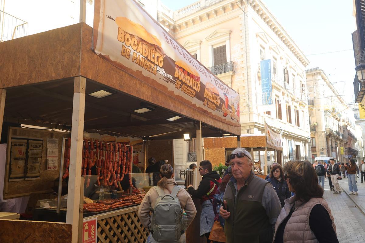 Puestos de comida en Fallas: el menú fallero con bocatas y asado