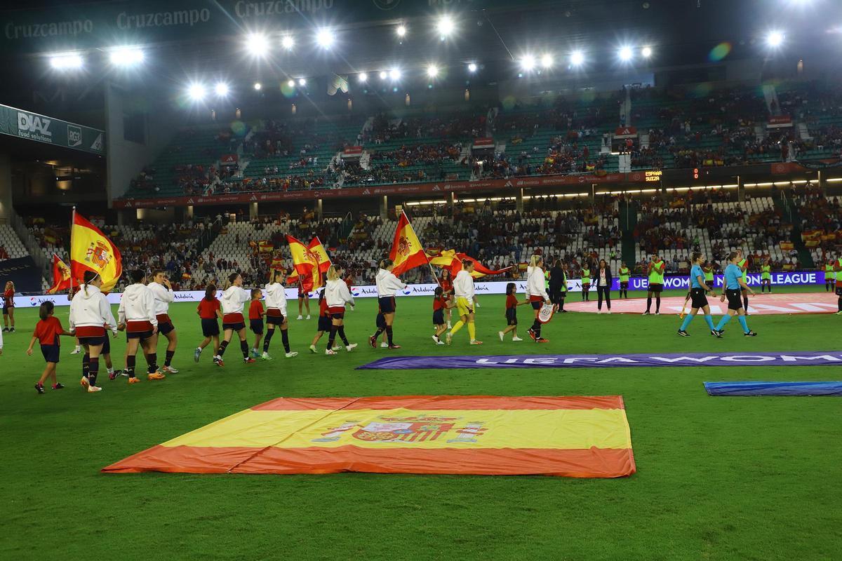 Las futbolistas de España saltan al terreno de El Arcángel antes de medirse a Suiza, en 2023.