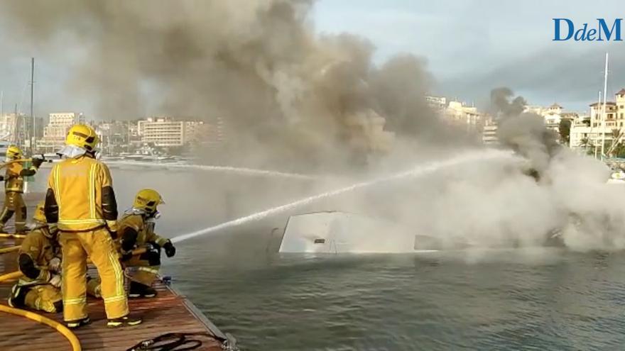 Un incendio destruye un catamarán en el puerto de Palma