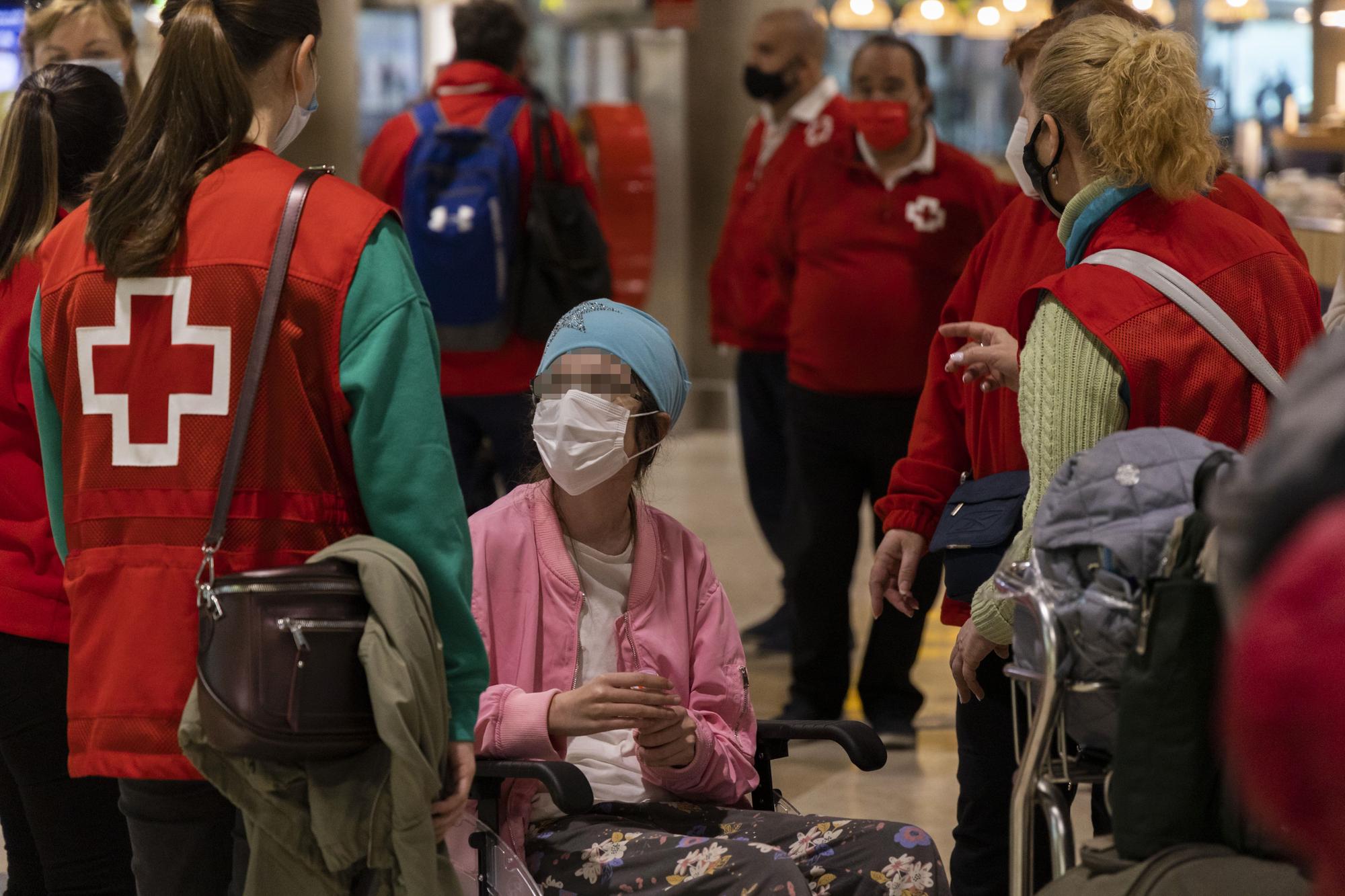 Llega a València un avión con 14 menores ucranianos con discapacidad
