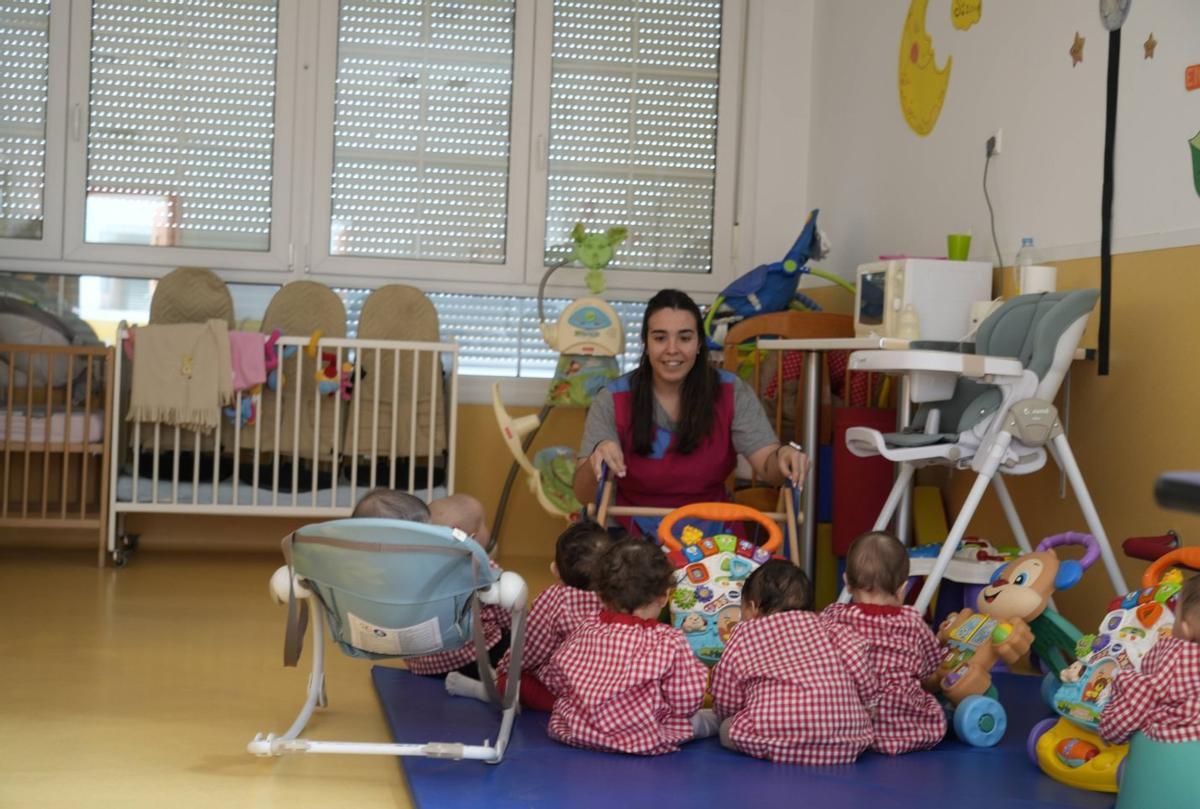 De izquierda a derecha y de arriba a abajo, pasillo de acceso a la escuela infantil municipal «Garabatos» en Morales del Vino; padres durante la salida; app móvil con los datos personalizados del alumno; y dos momentos en las aulas de 0 a 1 y 1 a 2 años.  | JOSÉ LUIS FERNÁNDEZ