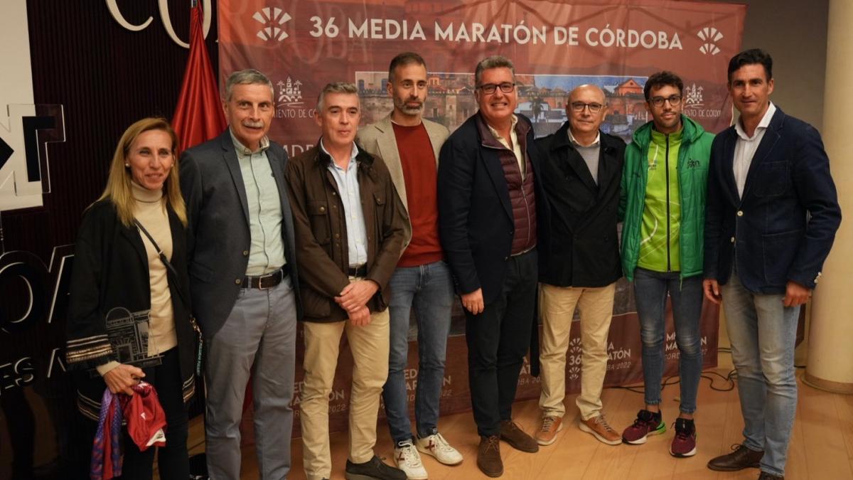 Autoridades asistentes a la carrera, junto a representantes de los clubs de la provincia.