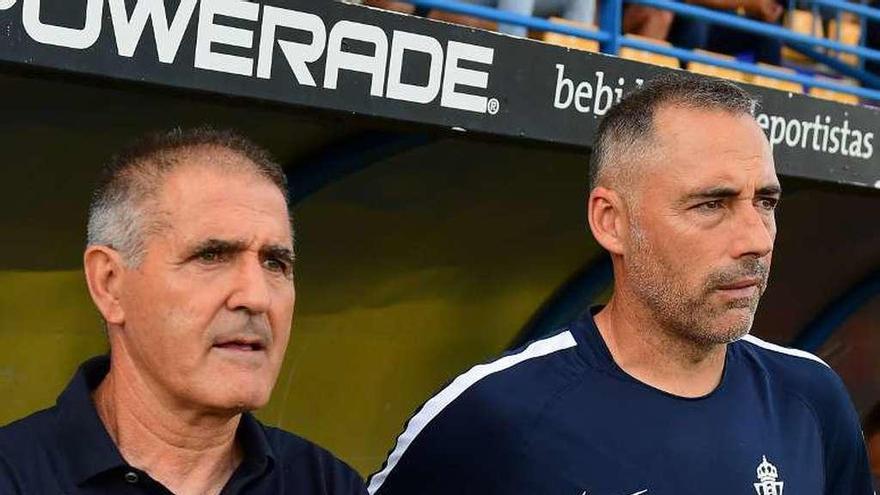 Paco Herrera y su segundo, Ángel Rodríguez, antes del inicio del partido de Alcorcón.