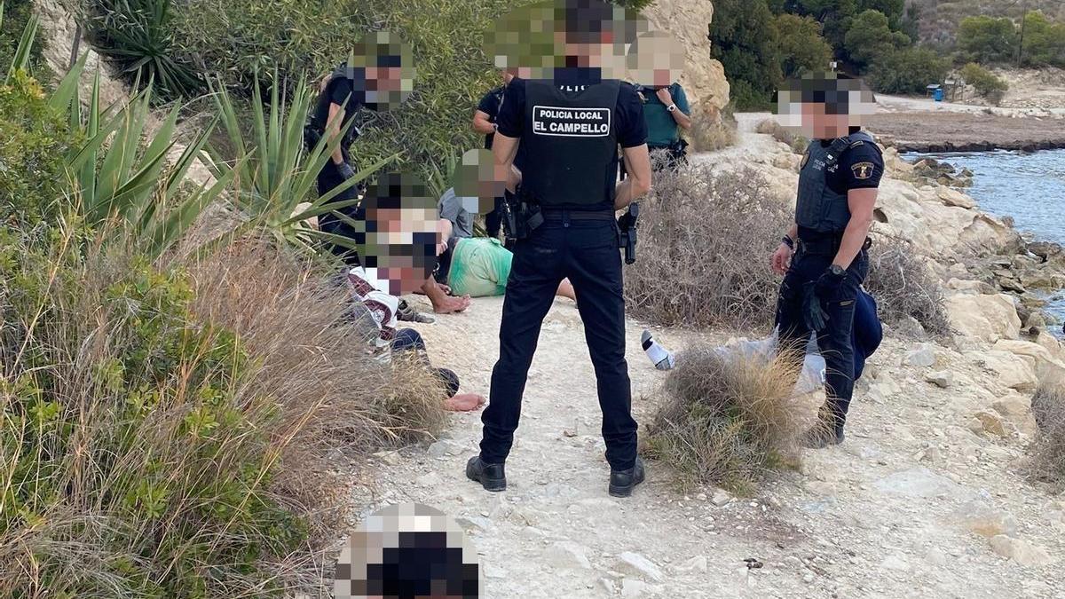 Agentes de la Policía Local y de la Guardia Civil con los detenidos en El Campello.
