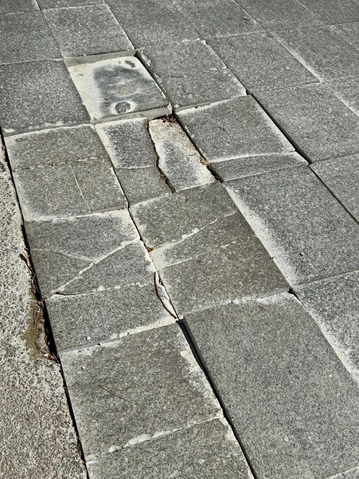 Baldosas destrozadas por el paso de camiones para las obras de la Caja de Música.