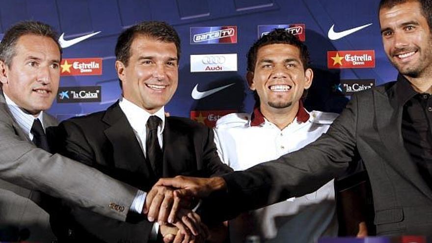 Beguiristain, Laporta y Guardiola presentaron ayer a Dani Alves.