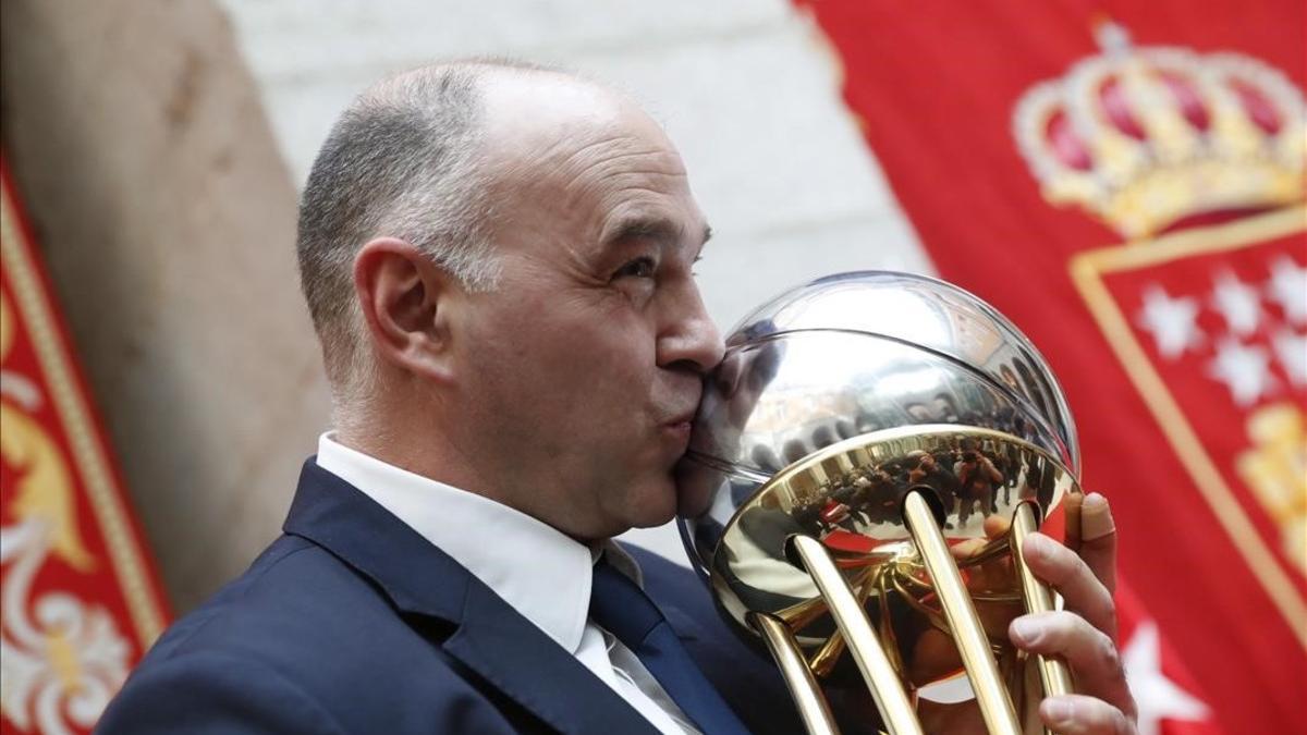 Pablo Laso besa el trofeo de la Copa durante la visita a la sede de la Comunidad de Madrid