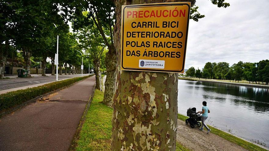 Un cartel avisa del deterioro del carril bici a lo largo del Lérez.   | // GUSTAVO SANTOS