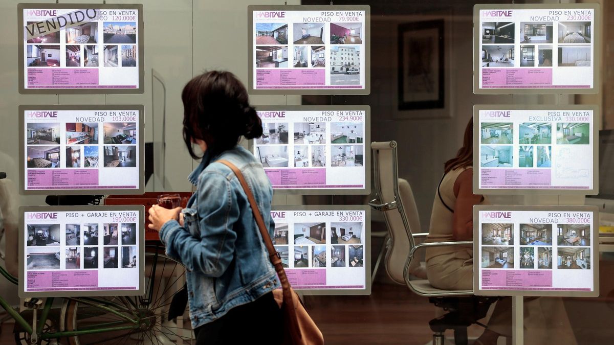 Imagen del escaparate de una agencia inmobiliaria.