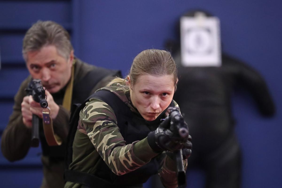 Ciudadanos de Moscú participan en un entrenamiento militar en el club militar-patriótico Yaropolk en Krasnogorsk