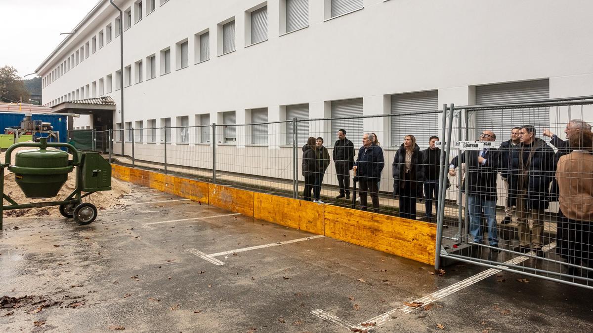 O conselleiro de Educación, Román Rodríguez, segundo pola dereita, este venres supervisando obras no IES Aquis Celenis de Caldas de Reis.