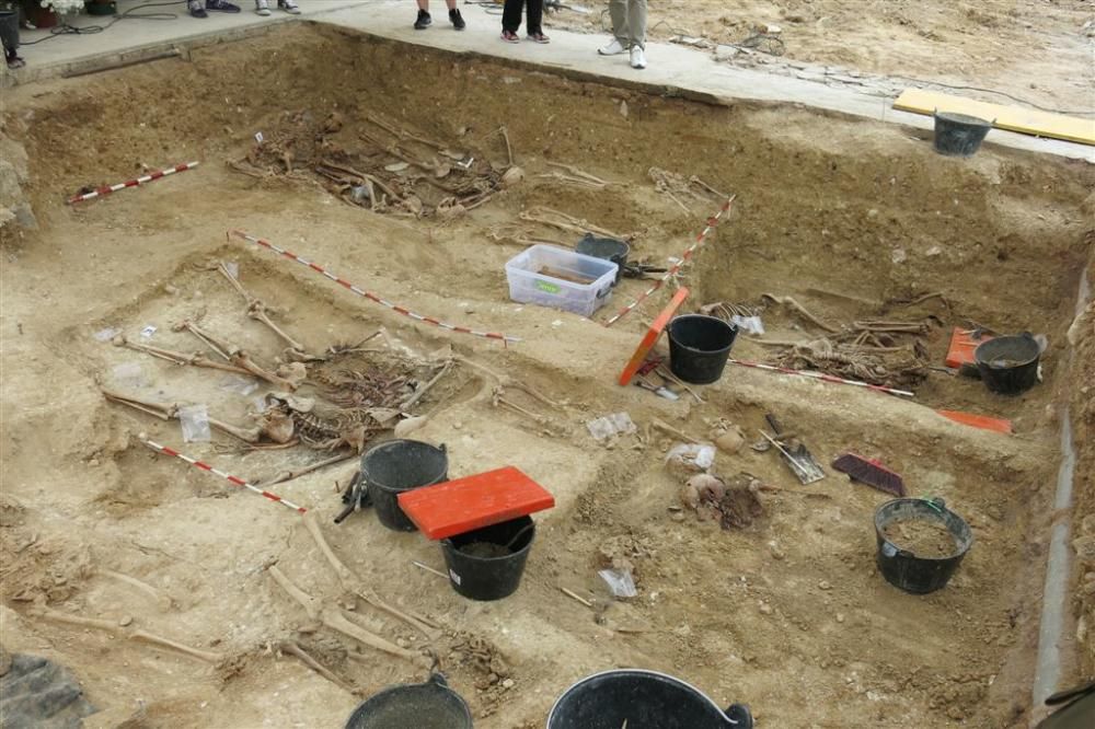 Armengol visita los trabajos de exhumación en la fosa común de Porreres