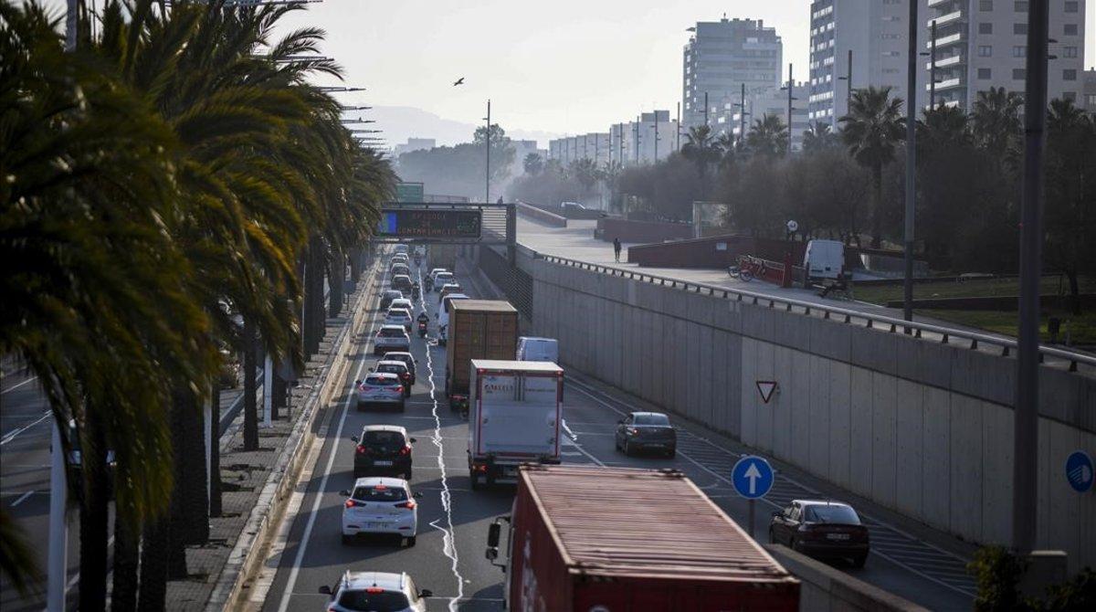 Un grupo de manteros que huía de un dispositivo de policial contra la venta ambulante en el Moll d’Espanya de Barcelona ha irrumpido en la Ronda Litoral y ha obligado a cortar momentáneamente esta vía, como precaución, si bien la situación se ha normalizado en una media hora.