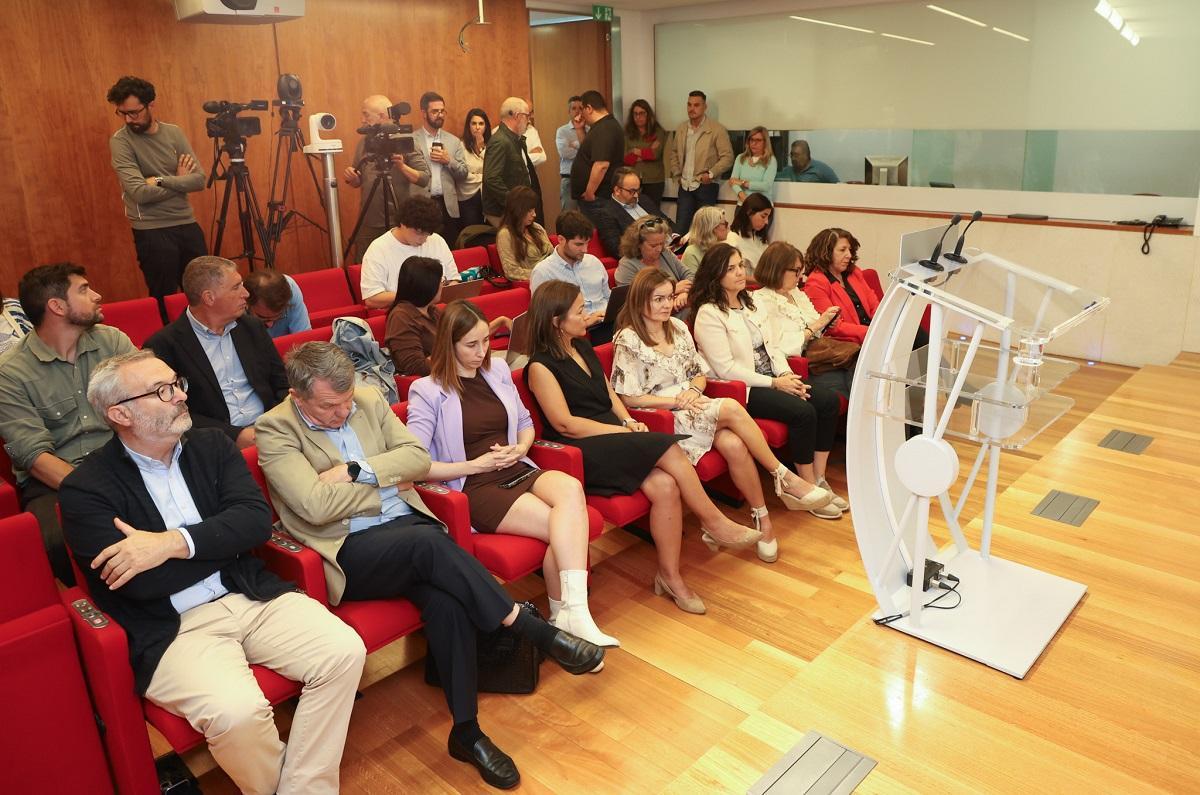 El equipo de Villares y periodistas esperan la comparecencia del ya exconselleiro