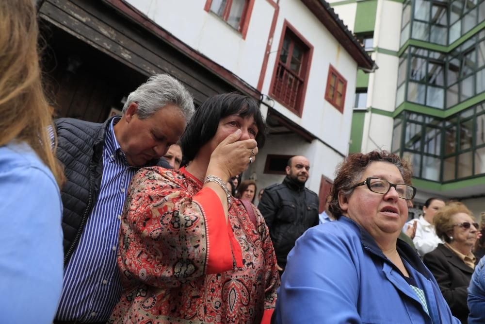 Emotivo minuto de silencio de los vecinos de Cudillero al recordar al joven fallecido David Carragal