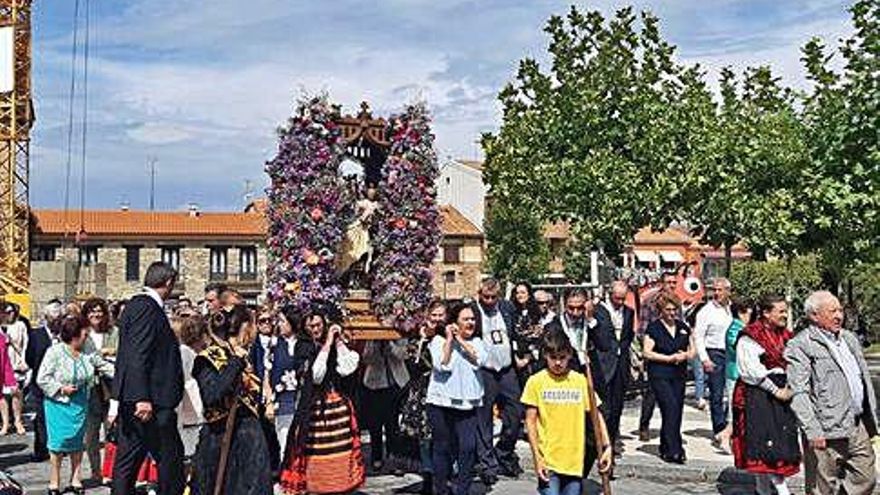 Devoción. Arriba, un momento de la procesión de la Virgen del Carmen; sobre estas líneas, la iglesia de Tábara abarrotada de feligreses. A la izquierda, el mayordomo y la junta directiva de la cofradía. Debajo, el grupo de Danza del Paloteo durante la procesión y la Virgen engalanada de flores.