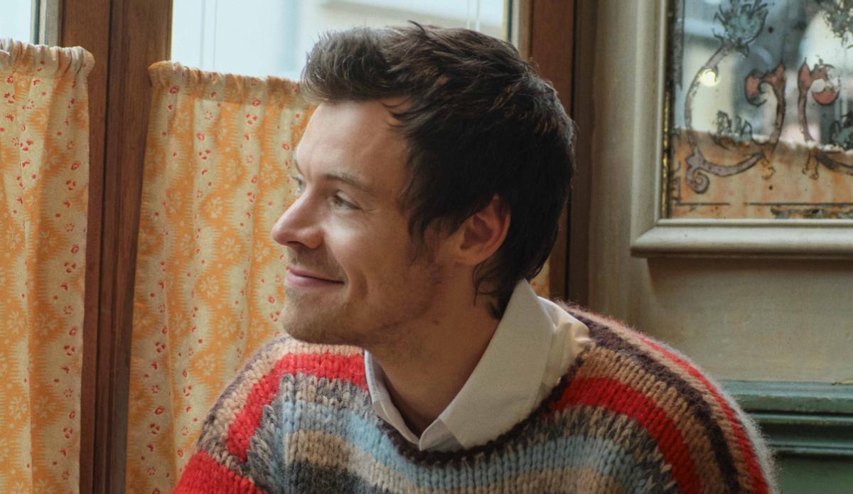 Harry Styles durante la entrevista con Zane Lowe