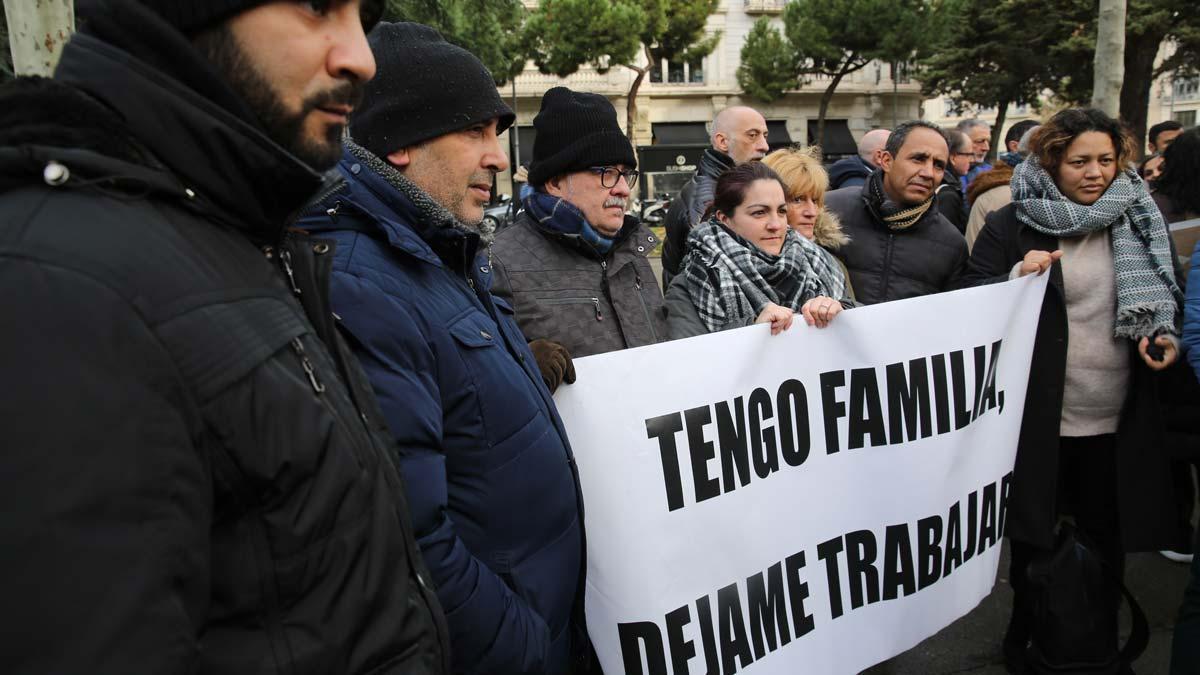 Trabajadores del sector del VTC concentrados en la Diagonal de Barcelona.